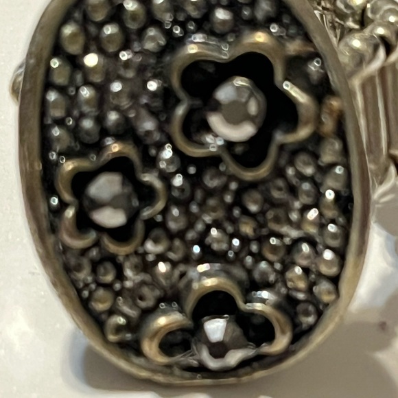 Stretch Flower Ring - Picture 2 of 3